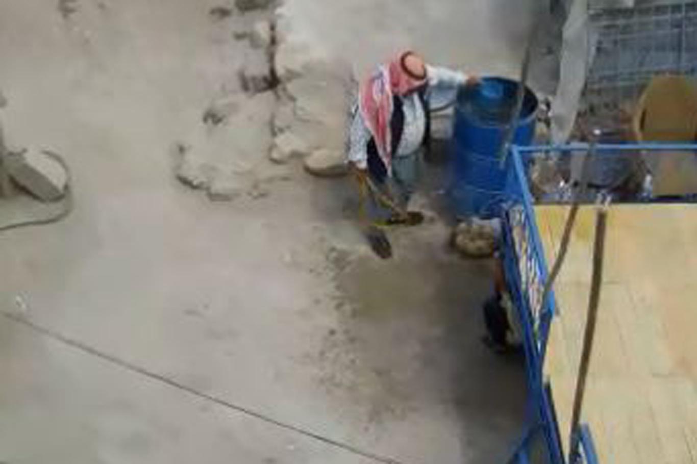 Oğlunu kırbaçlayan baba tutuklandı Oğlunu kırbaçlayan baba tutuklandı